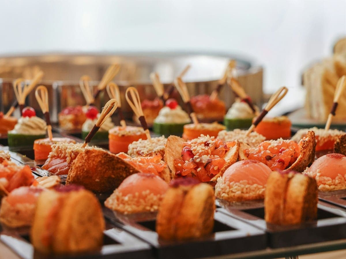 Canapés und Fingerfood auf Holzspießen auf einer Etagere