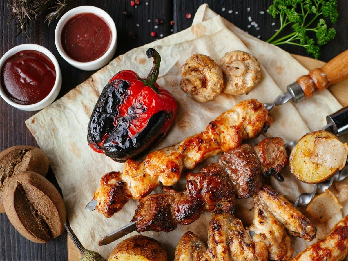 Gemischte Grillspieße mit gegrillter Paprika auf Fladenbrot