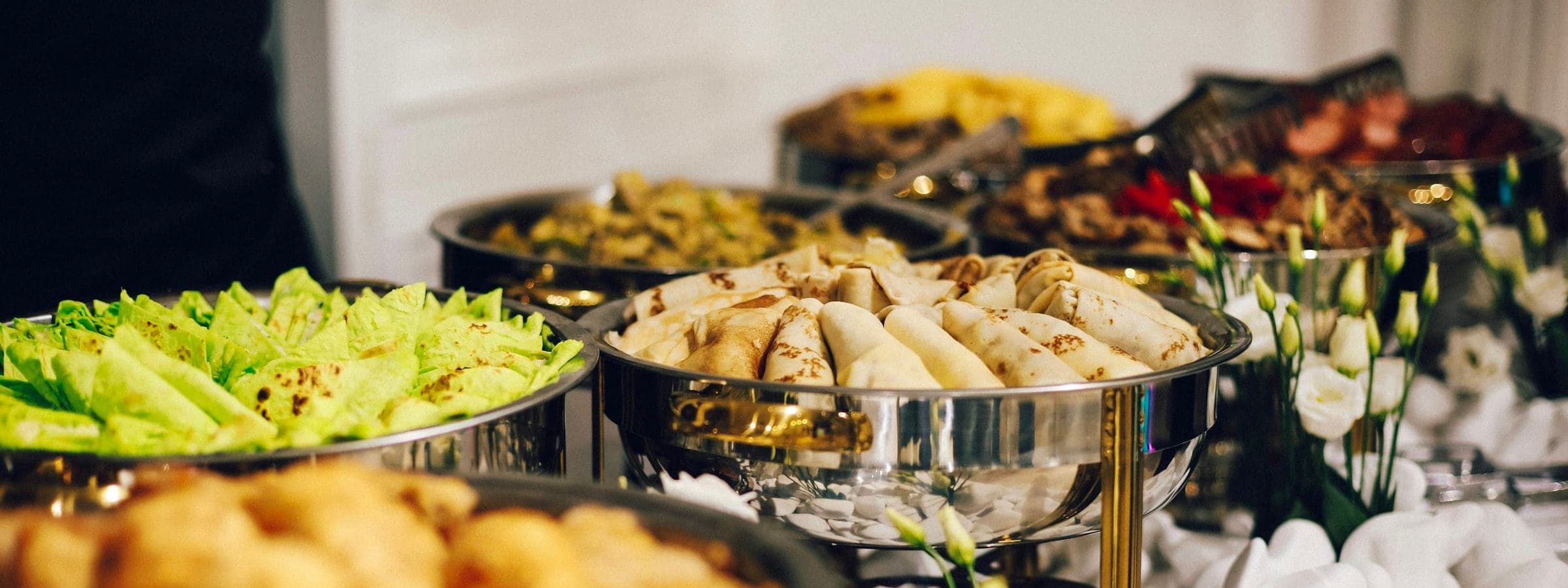 Festlich angerichtetes Buffet von AHUEVENT mit Vorspeisen und Desserts